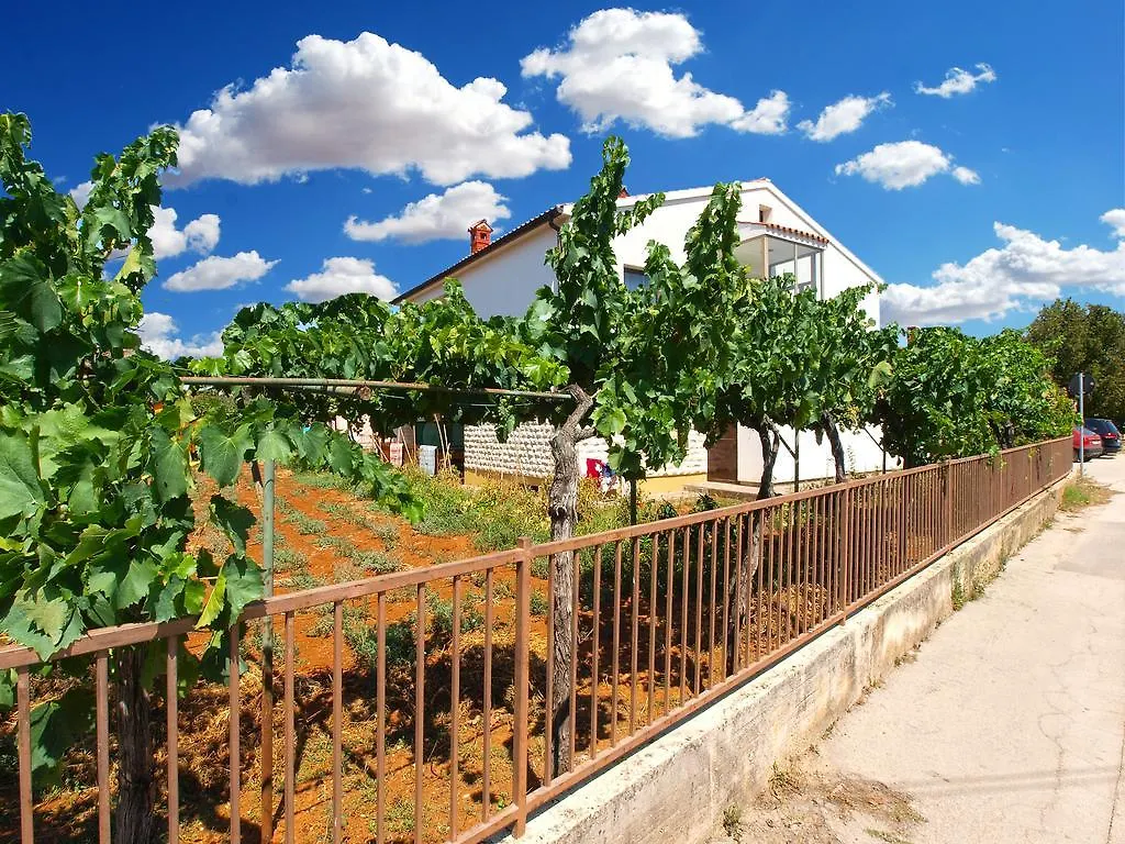 Apartments Stanko 1468 Fazana